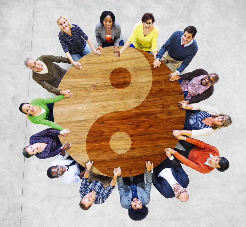 El yin yang es el fundamento de la filosofía china, dos energías opuestas que se necesitan y se complementan, la existencia de uno depende de la existencia del otro. El yin y yang es un símbolo de 
<b>armonía</b> debido al equilibrio que produce la interacción de las dos energías.