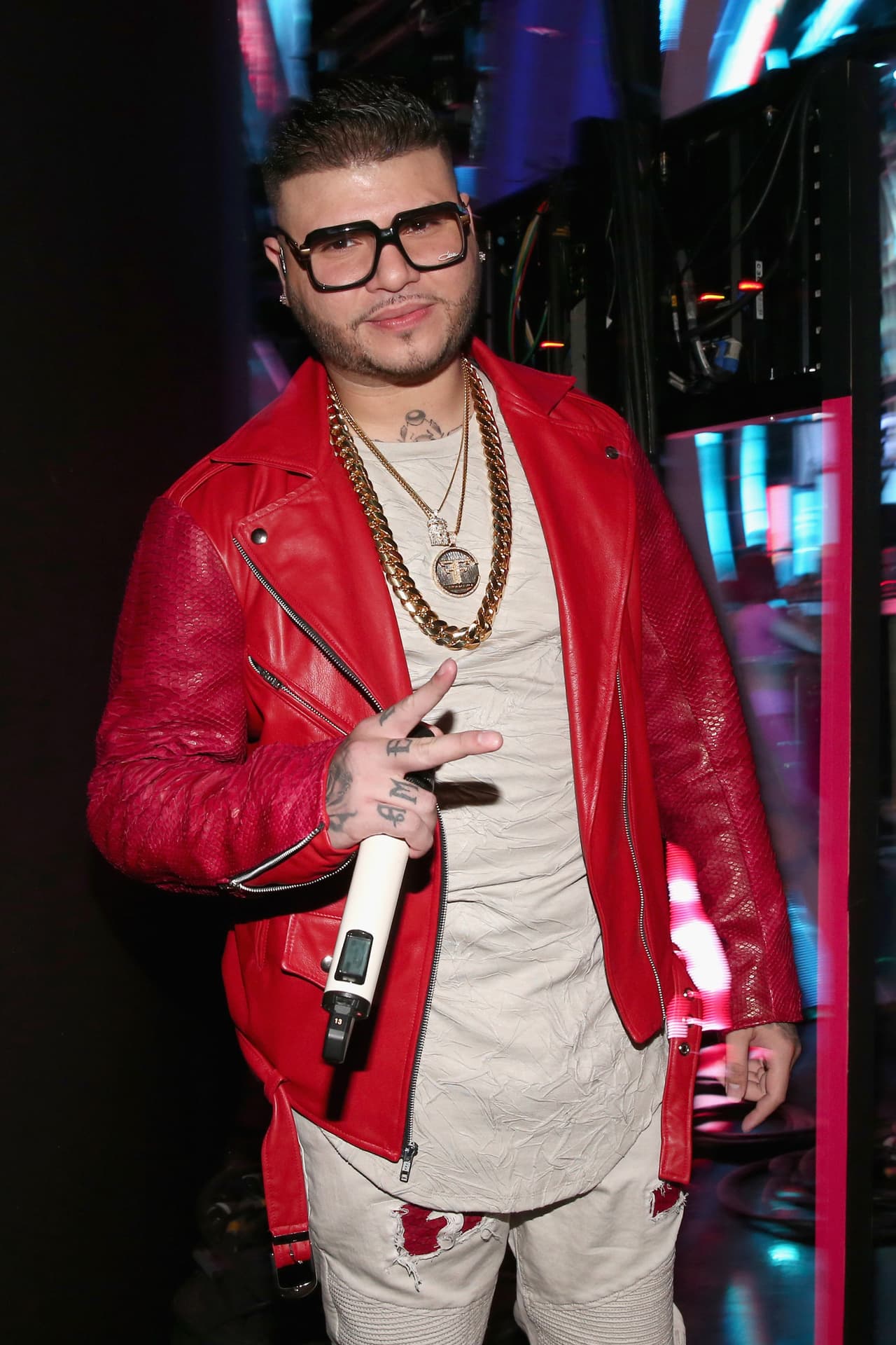 Al final de su paso por Latin GRAMMY Farruko apareció con esta chaqueta roja y con otro style.