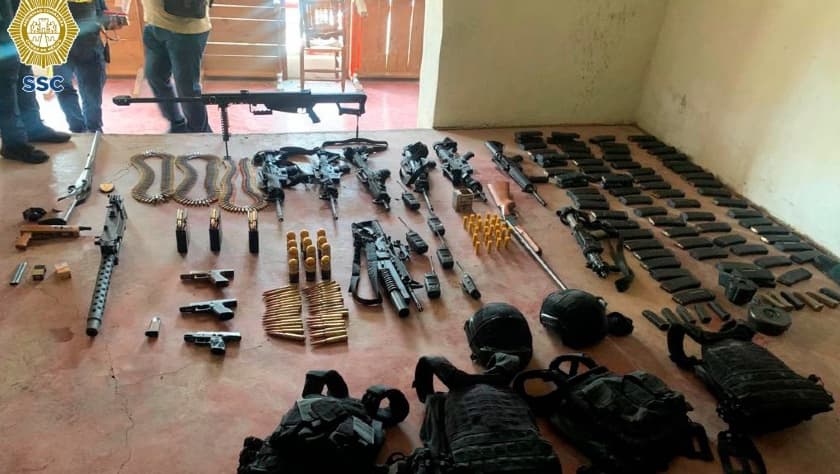 Arsenal decomisado por la policía de la Ciudad de México el 12 de julio de 2022 a un grupo de 14 personas en San Miguel Topilejo que fueron identificadas como miembros de un grupo delictivo originario del estado mexicano de Sinaloa.