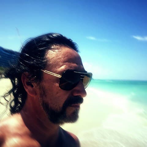 Al poco tiempo, los éxitos de "Los Bukis" los llevaron a incursionar en el cine en 1990 con la cinta "Cómo fuí a enamorarme de ti", basada en la canción homónima escrita por el propio Marco Antonio Solís.