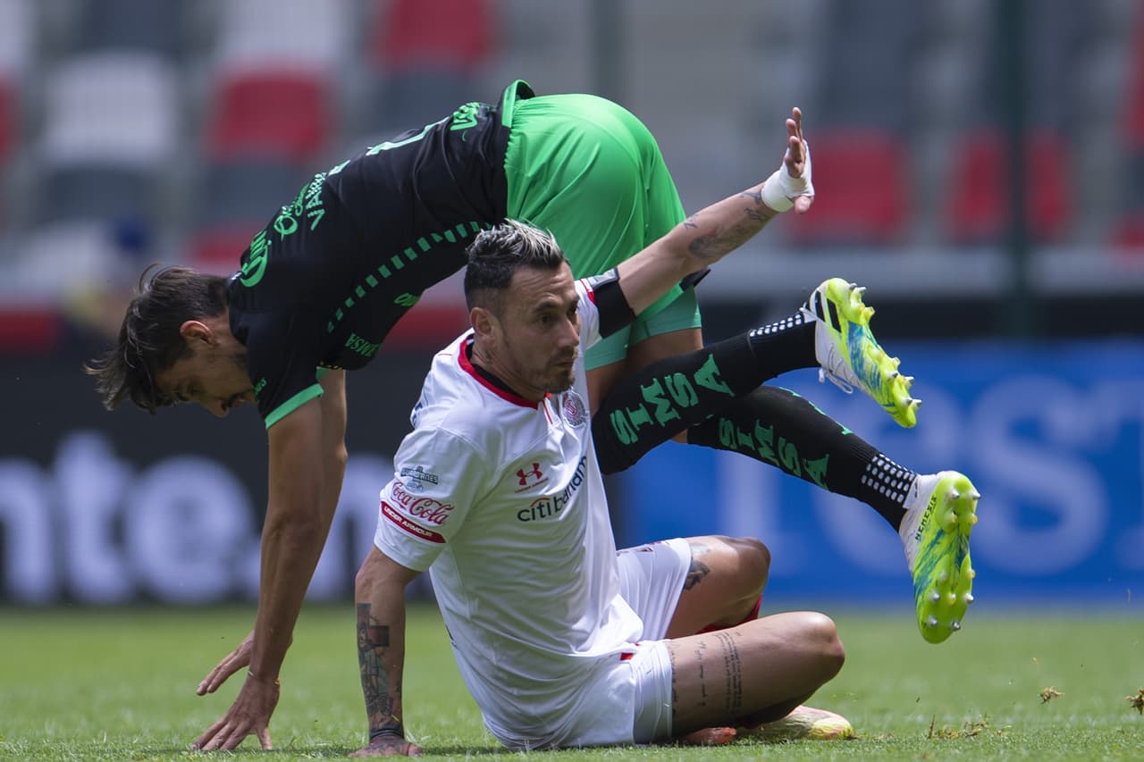 Gael Sandoval y Octavio Rivero se encargaron de darle la victoria a su equipo en el infierno; los de casa anotaron un tanto al minuto 92. Santos vence a Toluca en la Jornada 11 del Torneo Guard1anes de la Liga MX.