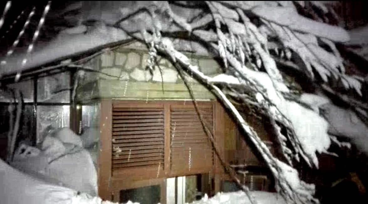 La avalancha cubrió tres pisos del hotel