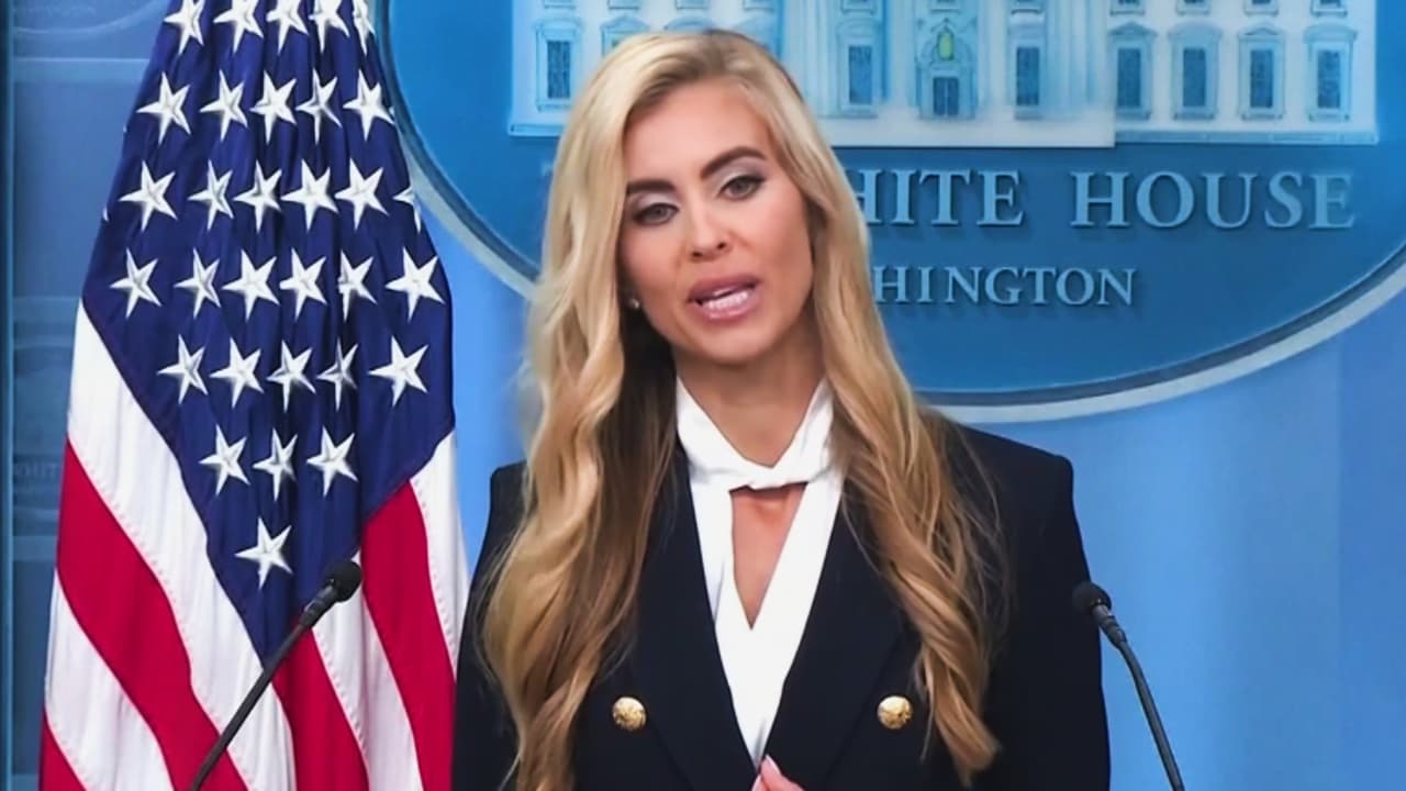 Cuestionan a portavoz de la Casa Blanca por presuntamente carecer de certificación para ejercer la abogacía en EEUU