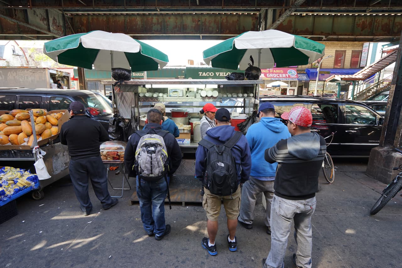 El mercado negro deja pérdidas de miles entre de vendedores ambulantes.