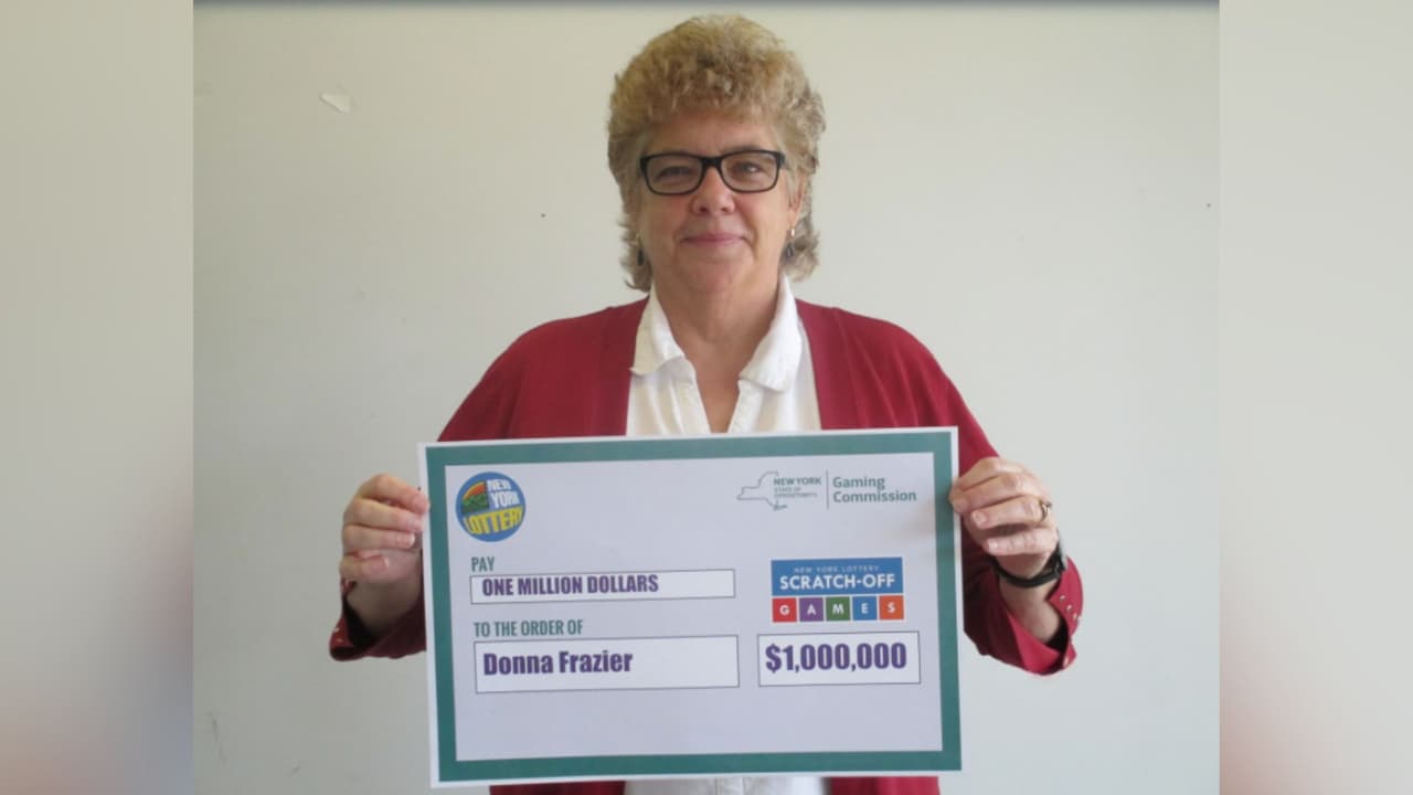 Mujer de Nueva York cobra premio de 1,000,000 que ganó en raspadito de lotería