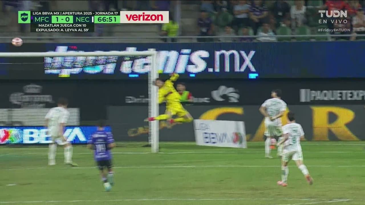 ¡Roberto Meraz hace cimbrar el poste del arco del Necaxa!