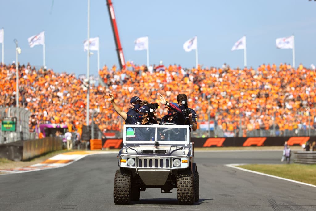 Max Verstappen se lleva el Gran Premio de Holanda y triunfa en su casa ante su público y, además, vuelve a la cima de la Formula 1. El podio fue compartido con Lewis Hamilton y Valtteri Bottas de Mercedes Benz en segunda y tercera posición, respectivamente. El mexicano Sergio Pérez quedó en octava posición.
