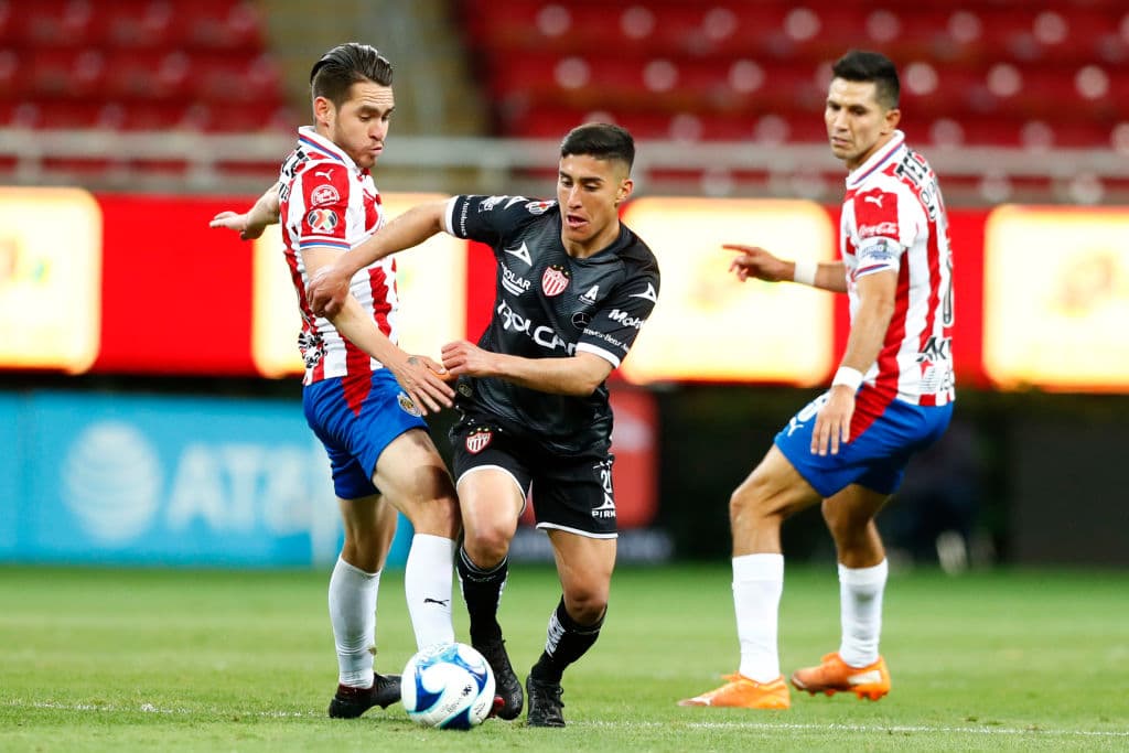 Ian González (39’) adelantó a los visitantes con un caño sobre Gudiño. Angulo (45+1’) emparejó los cartones tras recibir una asistencia de Brizuela. JJ Macías (53’) apareció para marcar autogol y regresarle la ventaja a los Rayos; volvió a aparecer al 90+4’ para redimirse y rescatar un punto en casa. Necaxa llegó a 5 unidades y Chivas se queda con 6.