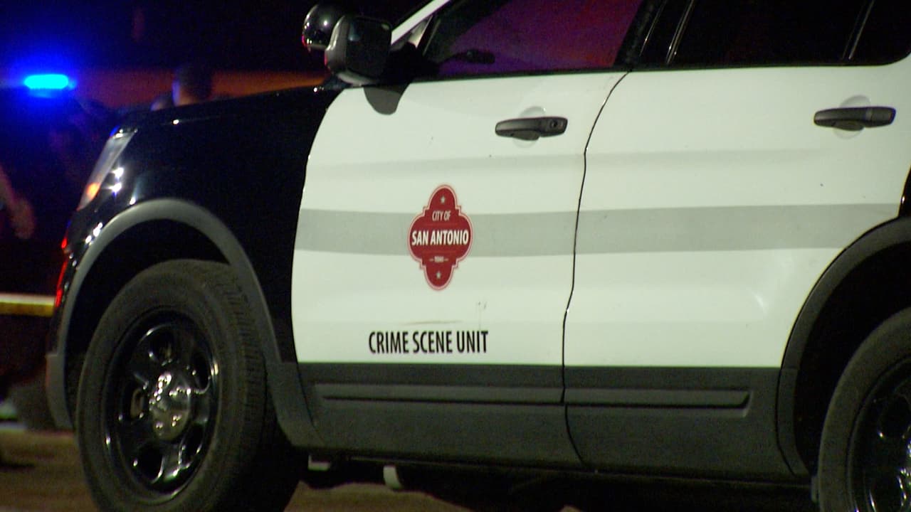 El esposo de la otra mujer involucrada en la pelea intervino y la mamá de los jóvenes los llamó para que le ayudaran.