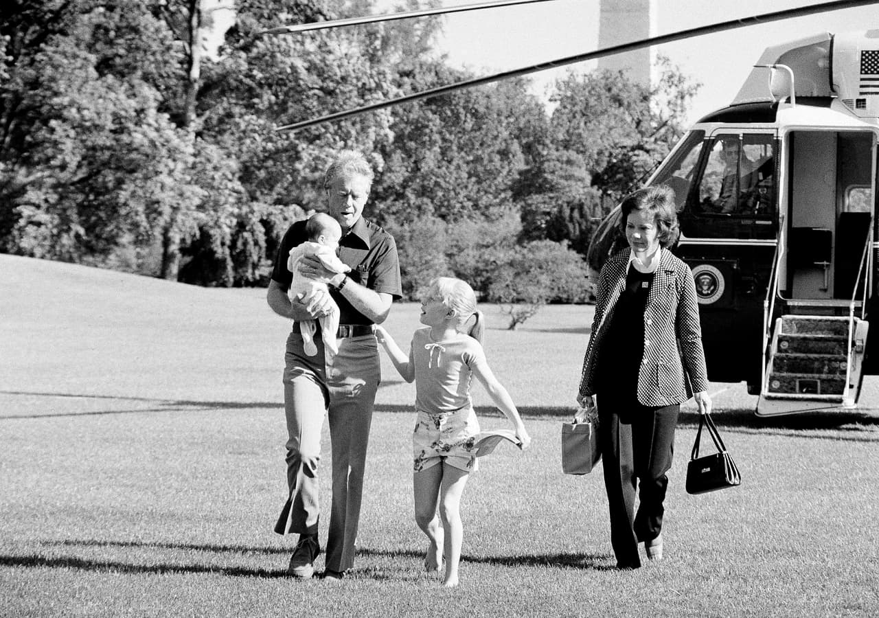 Jimmy tampoco pidió 'permiso' a Rosalynn para hacer su primera postulación política unos años después, pero ella estaba ya 'a bordo' de todos modos. 
<b>"Mi esposa es mucho más política", aseguró.</b>
<br>
<br>Ingresó a la política en 1962, ganando un escaño en el Senado de Georgia. Rosalynn, un miembro importante de su equipo de campaña, ayudó a desarrollar el apoyo para la exitosa candidatura de su esposo a la gobernación de Georgia en 1970. 
<br>
<br>
<br>