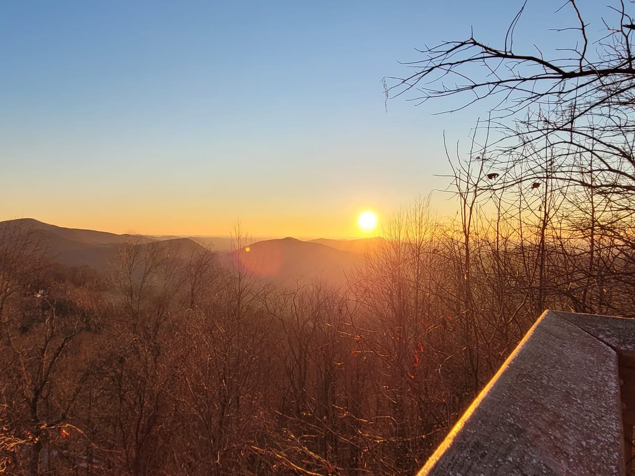 Los miradores al borde de la carretera brindan vistas espectaculares de unas 80 millas, y cuatro senderos para caminatas llevan a los visitantes a través de flores silvestres, arroyos, pequeñas cascadas y bosques frondosos.