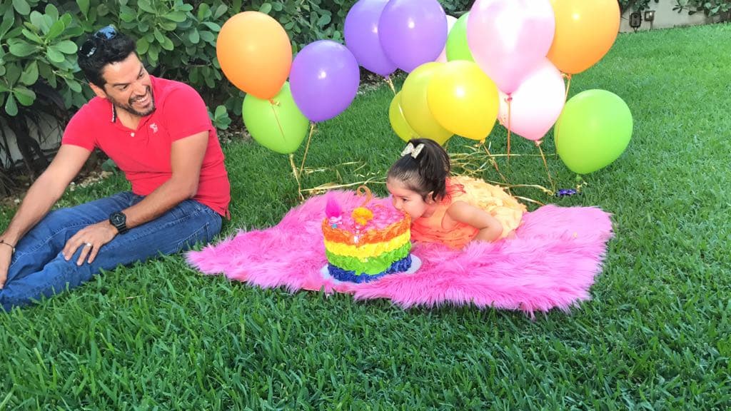 Giulietta se acercó poco a poco y por fin se decidió a meter los dedos y probar el pastel.