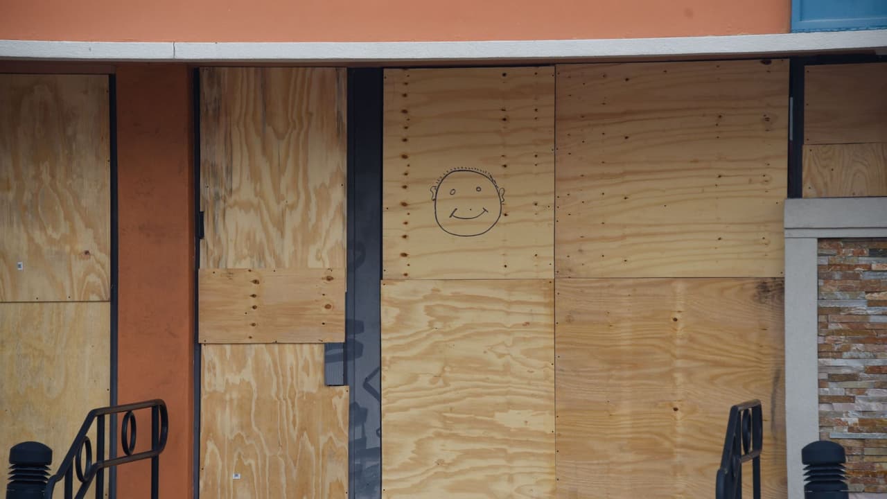 Cerrar las ventanas de forma segura y sujetar las puertas exteriores.