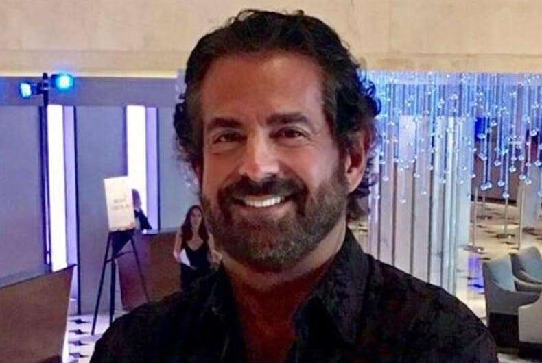 Ron Rich, fue la segunda víctima del coronavirus que asistió al Winter Party Festival, en Miami Beach. El hombre trabajaba como voluntario en una organización LGBTQ Task Force, quienes dijeron en un comunicado “su gran sonrisa y calidez, lo tenían principalmente en nuestro equipo de hospitalidad”.