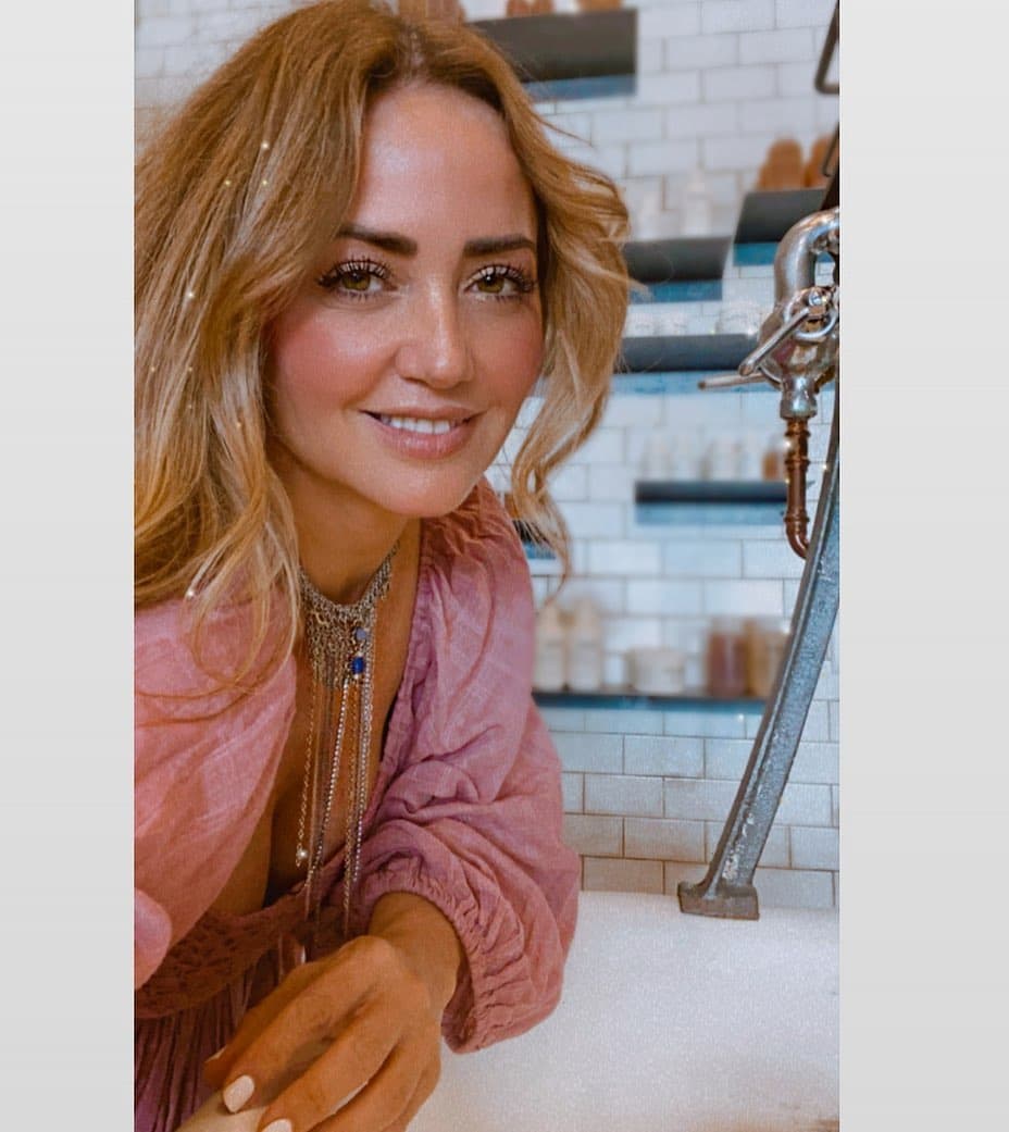 Andrea Legarreta señaló ante los diversos medios de comunicación que
<b>estaba enterada de la noche entre amigos que vivió su esposo</b> el pasado fin de semana.