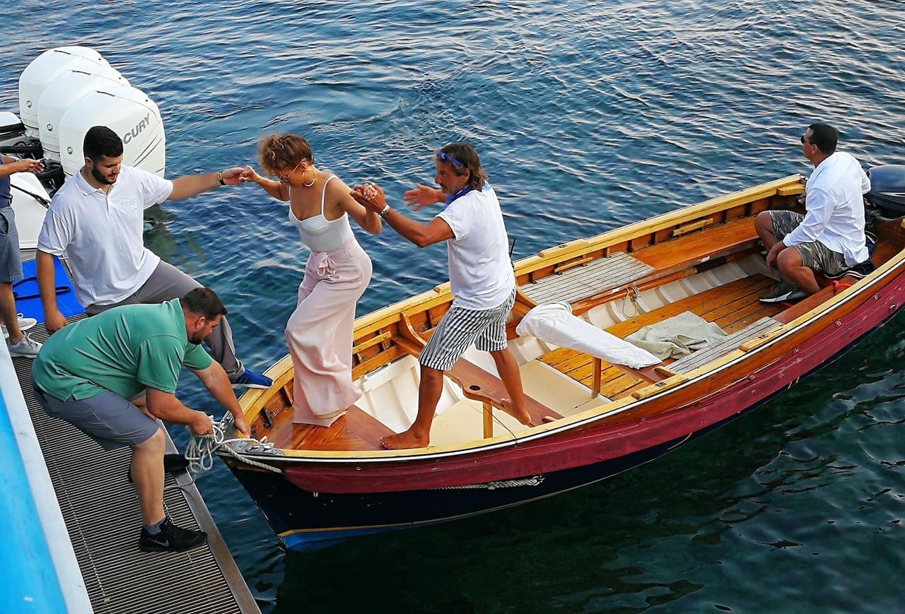 JLO recibe ayuda para llegar a punto seguro.