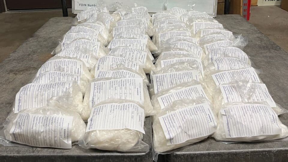 Cerca de 50 libras de metanfetamina fueron descubiertas por agentes del Sector Tucson cerca de Sells. Los narcóticos estaban en una bolsa que dejó un conductor que huyó. El vehículo fue localizado y decomisado.