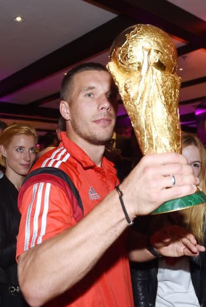 Podolski no soltaba la Copa del Mundo.