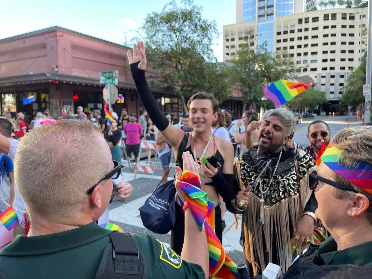 El festival y desfile "Come Out Pride Orlando" reunió el sábado 15 de octubre a miles de personas en el Parque Lake Eola que celebraron la diversidad y el Orgullo de la comunidad LGBTQ+ de Florida Central.