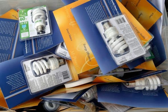 <b>Bombillas LED.</b> Las bombillas incandescentes gastan hasta un 90% de energía en expedir calor, por lo que las fabricadas con luz LED son más recomendables a la hora de querer ahorrar en las facturas de luz.