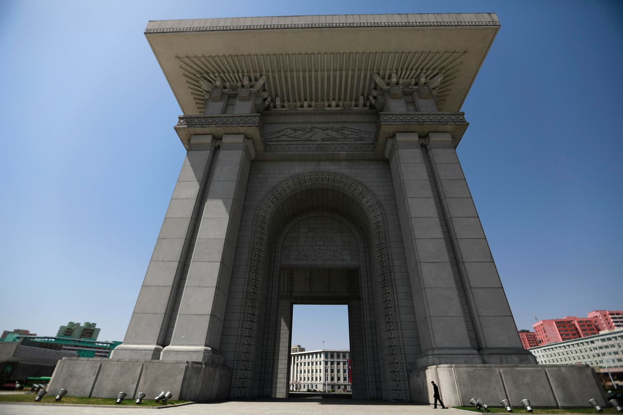 <b>Arco del Triunfo. </b> La réplica del monumento parisino cuenta también con un alto número de valoraciones en internet, y es más alto que el original. Los viajeros no tienen permitido pasear solos por la capital o salir del hotel (los guías se hospedan en el mismo lugar de alojamiento que el visitante) sin la compañía de, al menos, uno de ellos. En los hoteles, los turistas tienen acceso a la televisión tanto nacional e internacional, y pueden realizar llamadas a cualquier parte del mundo, pero no hay internet ni está permitido el uso del número de teléfono propio.
