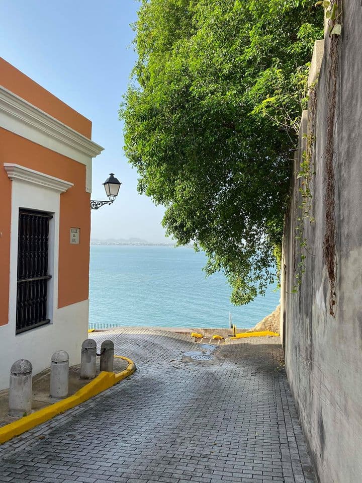 "Es de suma importancia que estabilicen este muro ya posiblemente el resto de la calle y su entorno, incluyendo Casa Blanca, podría sufrir asentamiento, afectando así, dicha estructura antigua", dice la publicación.