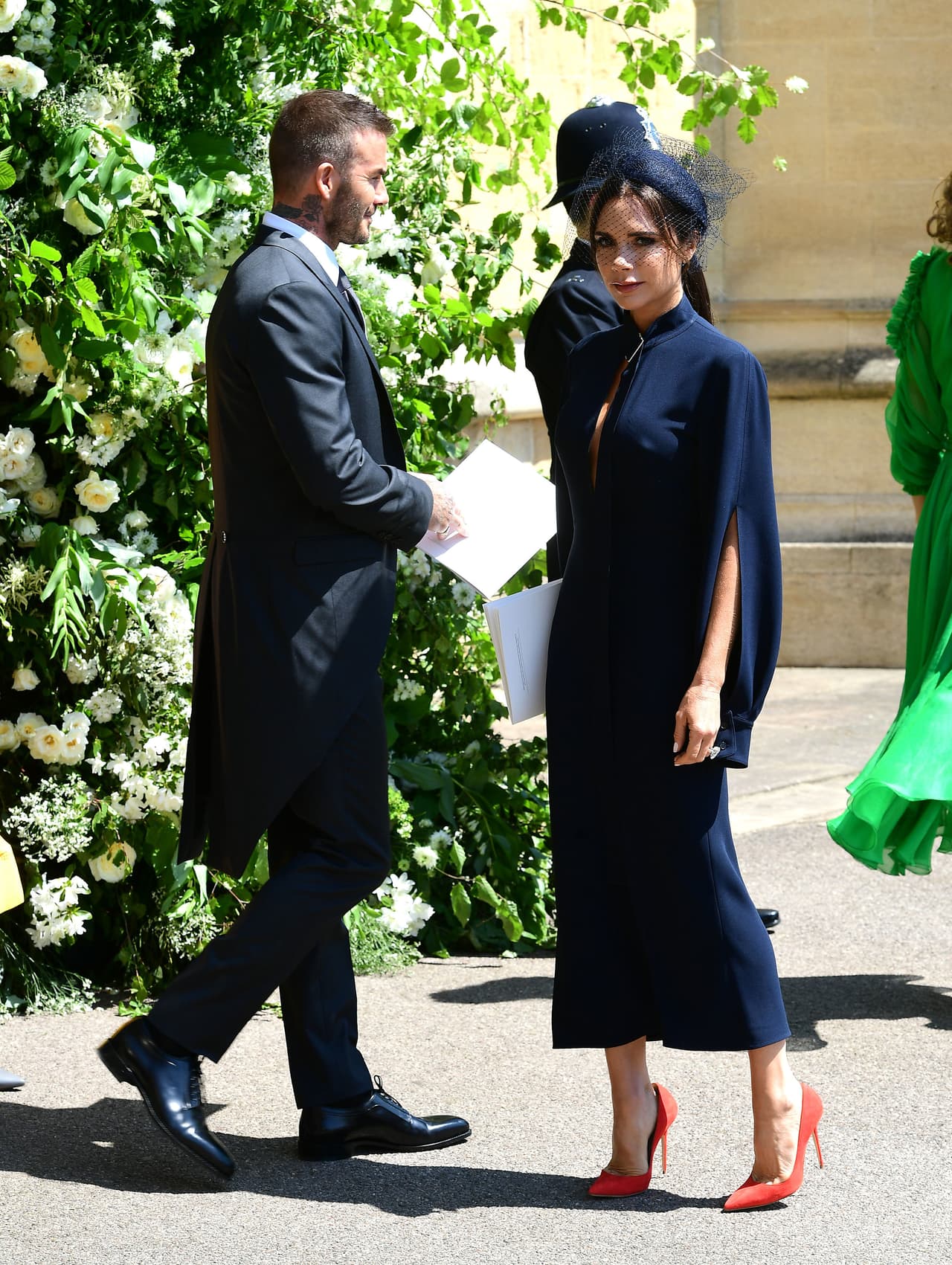 “Victoria Beckham luce lista para un funeral”, publicó el portal británico
<a href="https://www.mirror.co.uk/3am/celebrity-news/braless-chloe-madeley-victoria-beckham-12561090 ">The Mirror</a>, haciendo eco a otras tantas
<a href="https://www.usmagazine.com/stylish/news/fashion-critic-slams-victoria-beckhams-royal-wedding-look-2011294/">críticas</a>
<b> </b>de quienes ubicaron a la exSpice Girl en la lista de
<b> las peores vestidas</b>.
<b> </b>