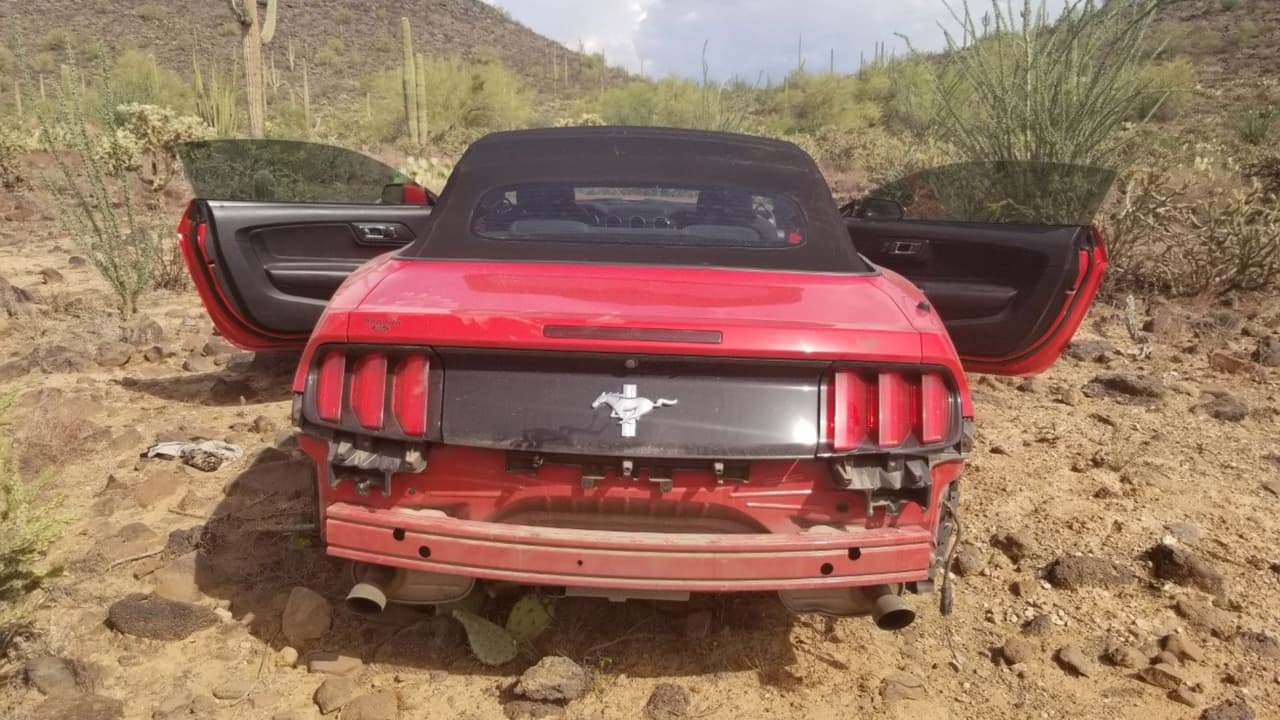 En un intento por evadir a los agentes de la Patrulla Fronteriza este auto deportivo se salió de la carretera antes de quedarse atascado en el terreno cerca de Why, Arizona. El conductor y el pasajero fueron arrestados por intentar ingresar al país a cinco inmigrantes sin documentos legales.
