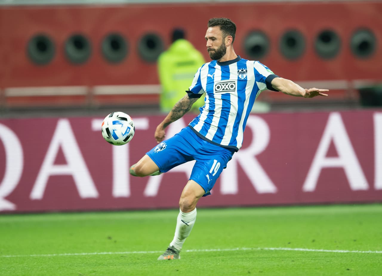 Su primer gol vistiendo la camiseta de la selección mexicana llegó en un partido amistoso frente a Israel.