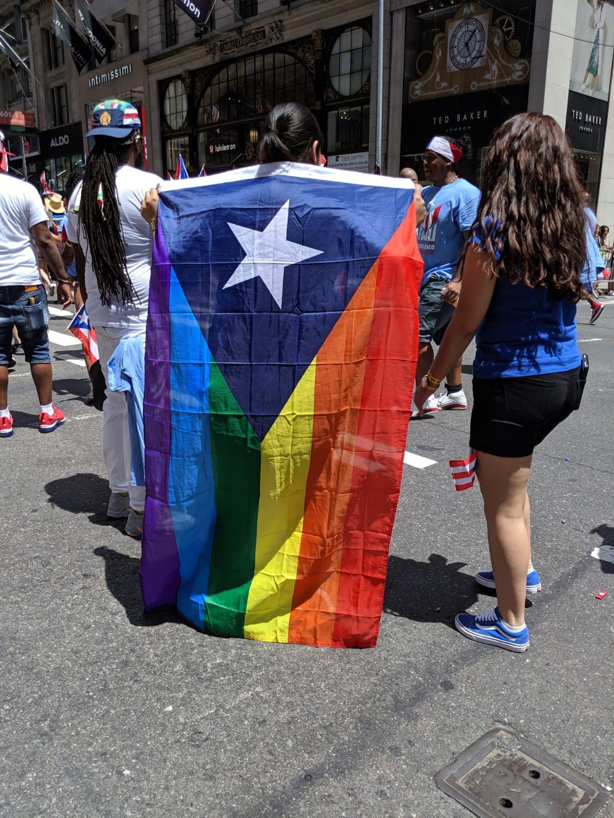 Este grupo artístico están en contra de la colonización de Puerto Rico por parte de los Estados Unidos.
<br>