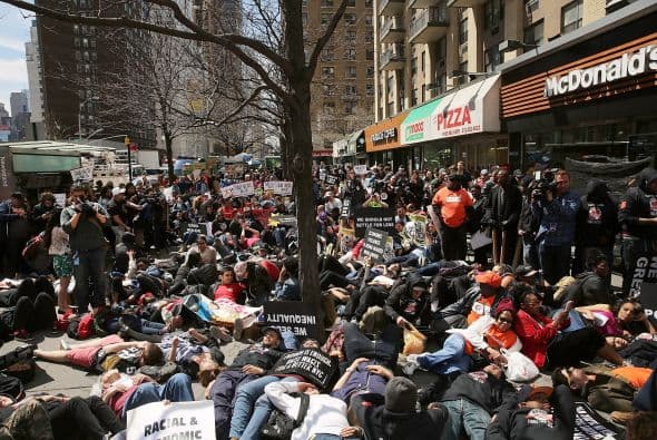 En Nueva York la protesta conglomeró también a maestros, trabajadores de centros de cuidado infantil, del hogar y de aeropuertos en diversos actos a través de la Gran Manzana.