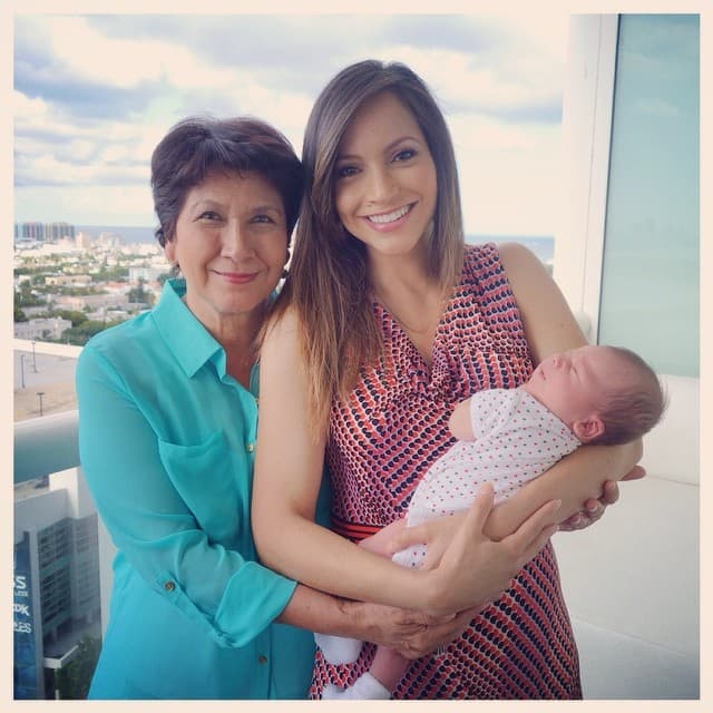 Nuestra Satcha valora entreñablemente la ayuda de su mami. Ella viaja constantemente desde Honduras para visitarla y apoyarla, pero las despedidas siempre son difíciles.