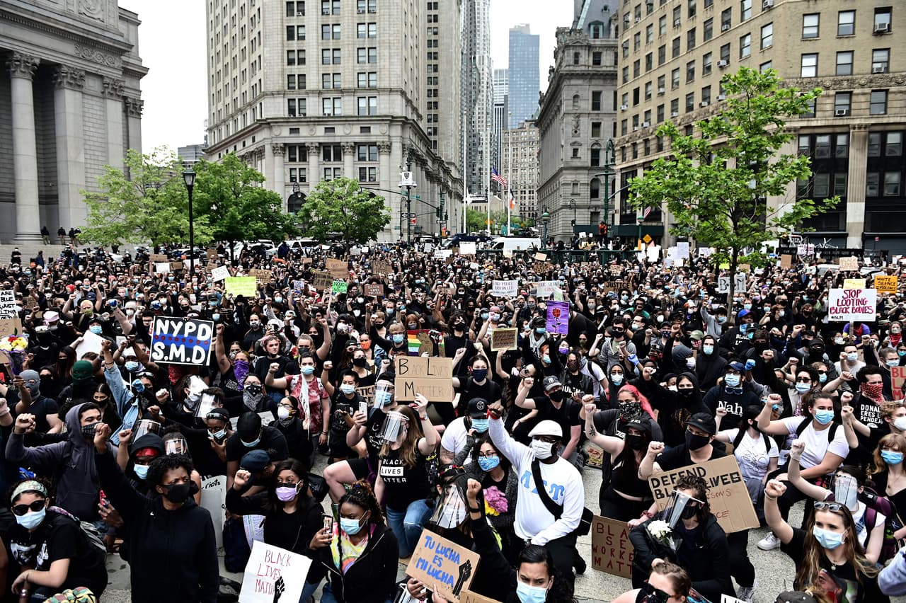 Manifestantes asisten a una convocatoria de la organización "Black Lives Matter" en la ciudad de Nueva York el 2 de junio de 2020.