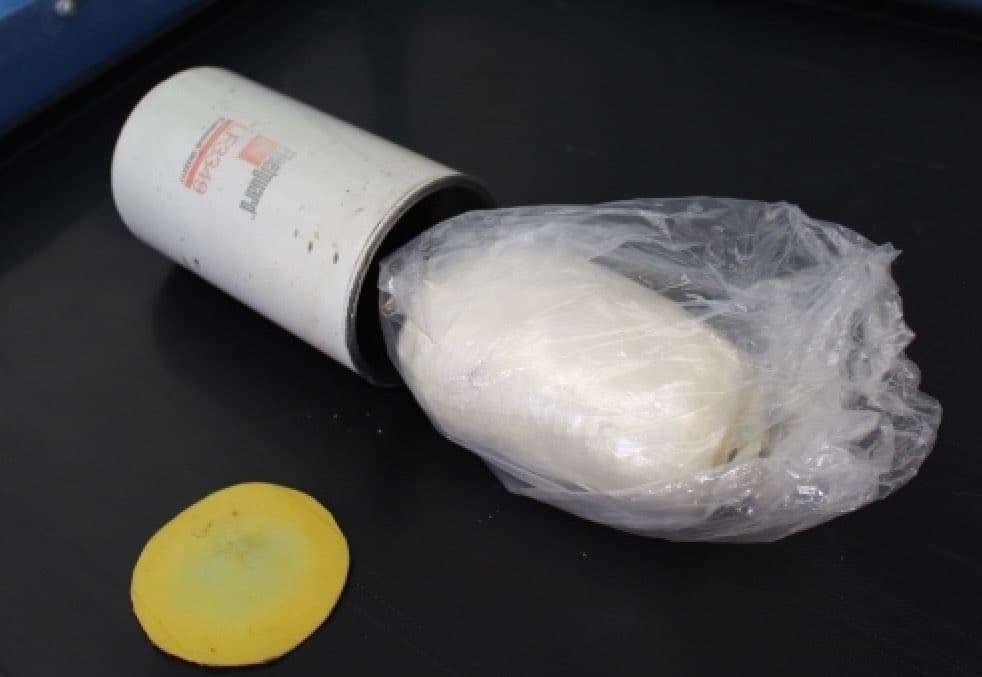 Así venía escondida la droga en este tubo. CBP Arizona tuiteó que sus oficiales se mantienen muy atentos en sus esfuerzos por mantener segura la frontera entre EEUU y México.