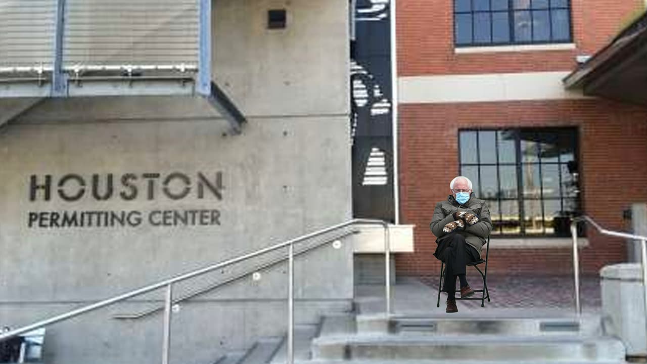 "Bernie está pendiente de todos nuestros proyectos" escribieron este lunes junto a cuatro fotos donde se puede ver la imagen de Sanders en varios puntos de la ciudad espacial.