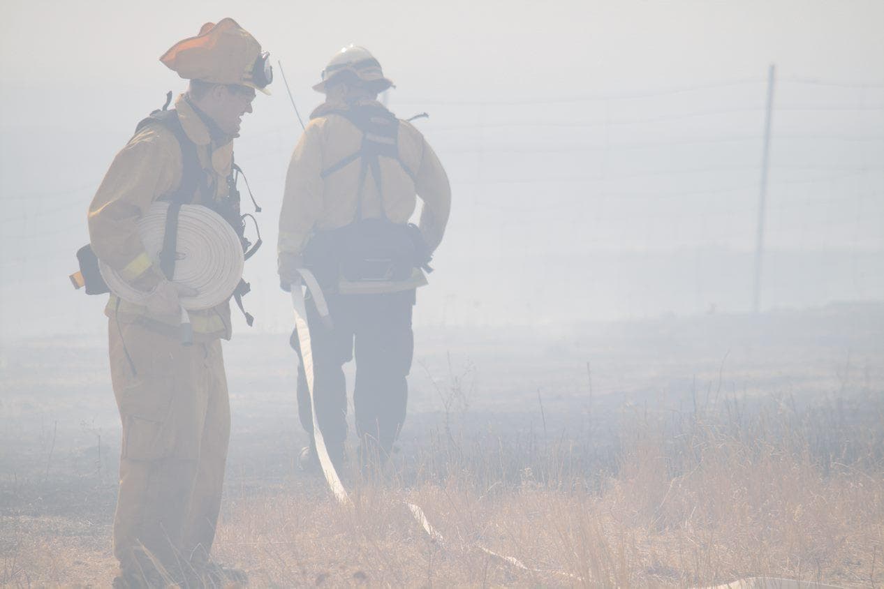 Trabajan en condiciones de escasa visibilidad y en medio de un aire contaminado. El Servicio de Metereología