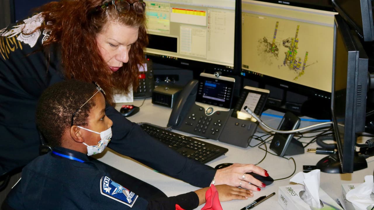Los oficiales mostraron a Liam el manejo del equipo del Departamento de Policía.