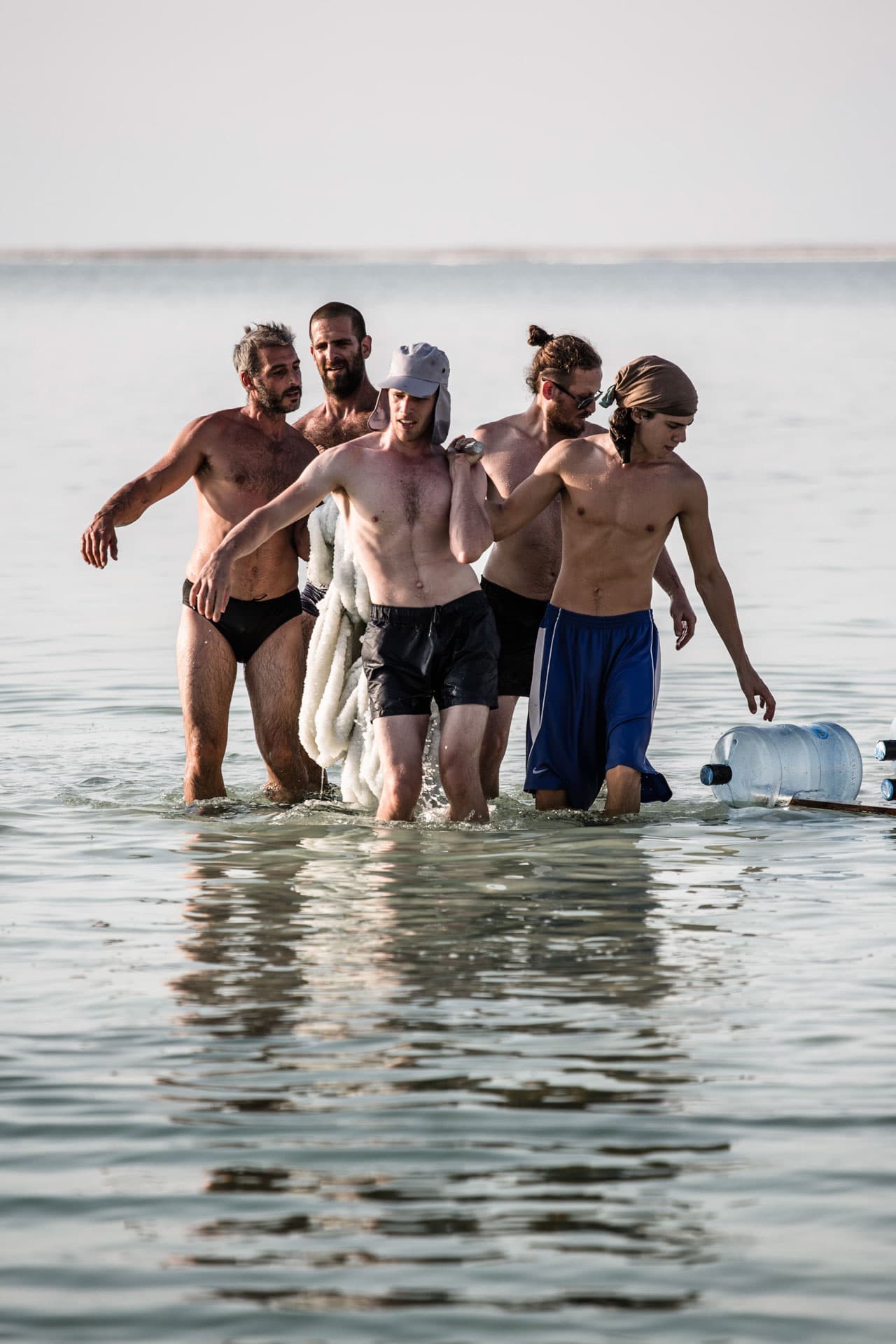 Retirar la escultura de las profundidades del mar requirió de la fuerza de cinco hombres.
