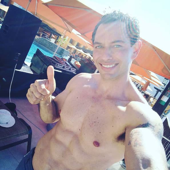 Alejandro Peniche es uno de los que siempre apapacha a sus fans con fotos en donde muestra su lavadero.