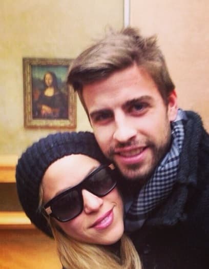 Desde el día que el español conoció a Shakira en 2010, el futbolista le declaró su amor: "Me acuerdo perfectamente que estábamos grabando el video del 'Waka waka' y que cuando terminamos se me acercó y me dijo: 'Voy a ganar este mundial porque quiero verte al final del torneo e invitarte una cena romántica' ¡y lo cumplió!", recordó emocionada la cantante en una entrevista a E! Online Latino.