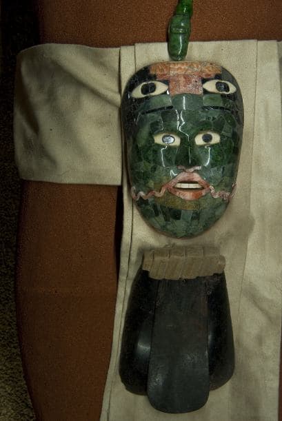 Está integrada por 147 piezas mayas, entre las que destacan 13 máscaras funerarias de piedra verde y un pectoral zoomorfo de concha, recuperadas en templos prehispánicos de las ciudades de Palenque, Calakmul, Dzibanché y Oxkintok.
