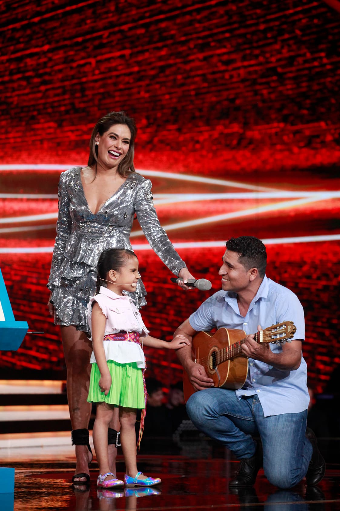 La niña, que tiene ascendencia mexicana y peruana, también ha logrado sobresalir por la excelente relación que tiene con su papá; son tan cercanos que en una ocasión cantaron juntos en el escenario, lo que provocó el llanto de Karol Sevilla.