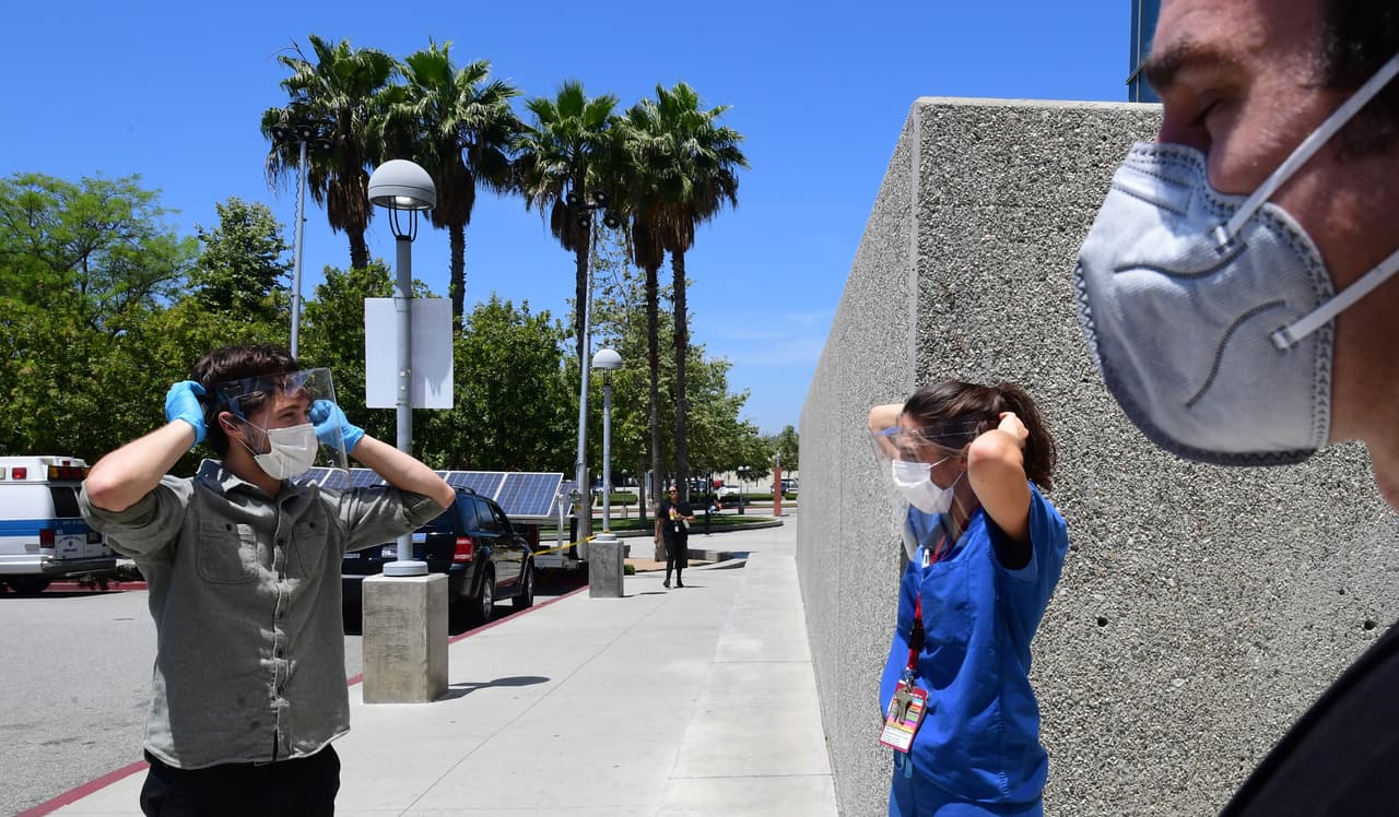 Además,
<b>la banda elástica podría desgastarse y no ajustarse tan bien al rostro</b>, o podría ensuciarse o mojarse, especialmente si se usa mientras se hace ejercicio.
<br>
<br>
<i>Mira también: <a href="https://www.univision.com/shows/noticiero-univision/mutacion-de-omicron-se-extiende-por-el-mundo-sin-saber-que-tan-peligrosa-es-ya-hay-algunos-casos-en-eeuu-video">Mutación de ómicron se extiende por el mundo sin saber qué tan peligrosa es</a></i>
<a href="https://www.univision.com/shows/noticiero-univision/mutacion-de-omicron-se-extiende-por-el-mundo-sin-saber-que-tan-peligrosa-es-ya-hay-algunos-casos-en-eeuu-video">.</a>