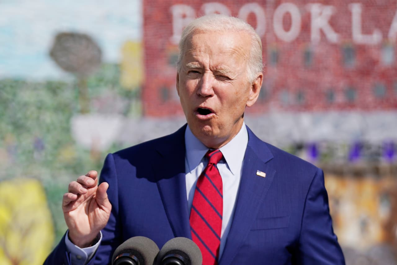 Biden reta a gobernadores republicanos a que lo demanden por medidas antipandémicas anunciadas el jueves
