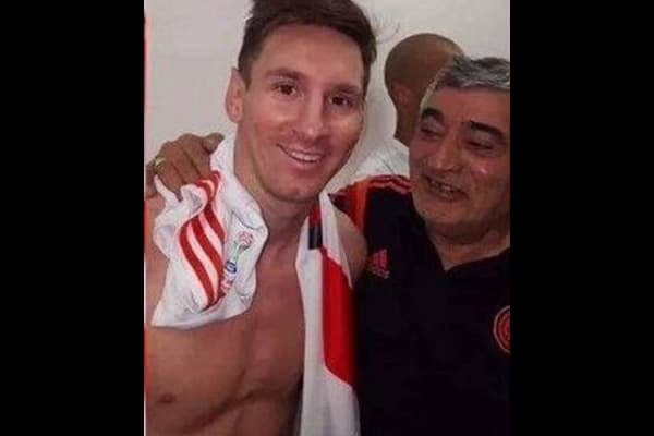 Envuelven a Messi con los colores de River Plate