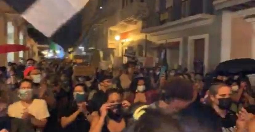 "Si nos tocan a una, nos tocan a todas", manifestaban.