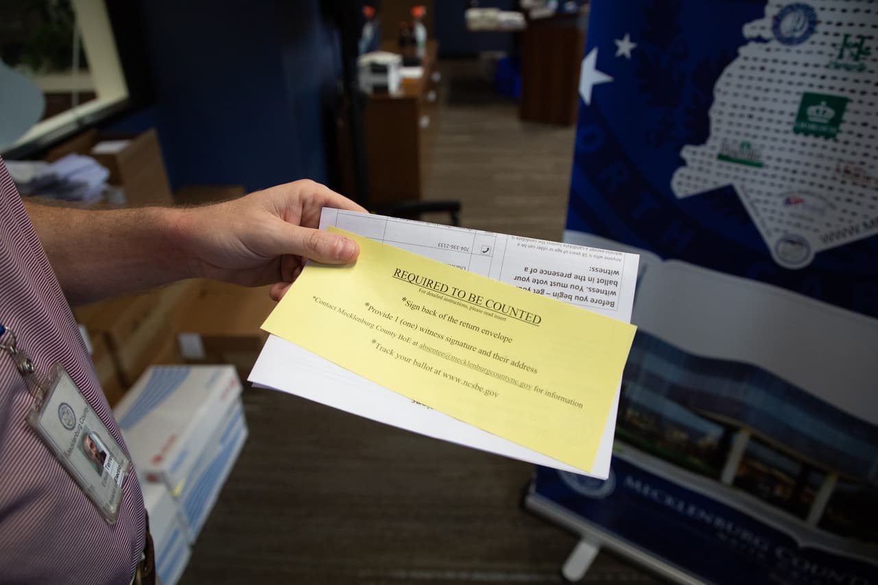 El liderazgo demócrata en las boletas electorales por correo no se encuentra solo en Carolina del Norte. En Maine, el 60% de las solicitudes de boletas electorales por correo han sido realizadas por demócratas y el 22% por independientes.