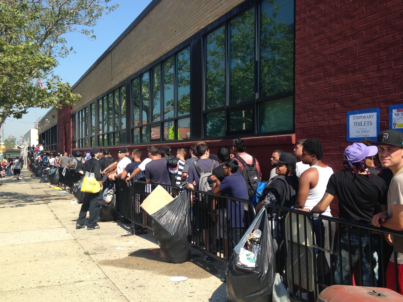 Cientos durmieron en la calle soñando con “ganarse la lotería” como plomeros en Queens
