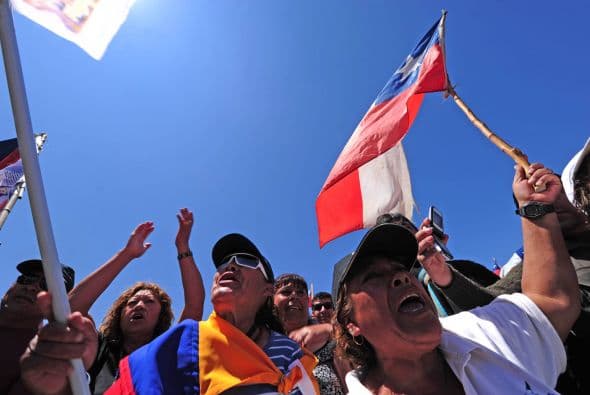 El ministro indicó que la perforadora T-130, la que debe llegar hasta los mineros, está detenida desde esta mañana para un cambio de martillos y que esta tarde reanudará su actividad.