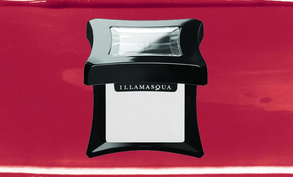 9. SEX, Illamasqua, 
<a href="http://www.illamasqua.com/sex-powder-eye-shadow/">Illamasqua</a>, $23 dólares | Una sombra blanca con acabado mate para dar luminosidad a tu mirada. Al mezclarlo con el gel de sellado se intensifica el color. 
<br>